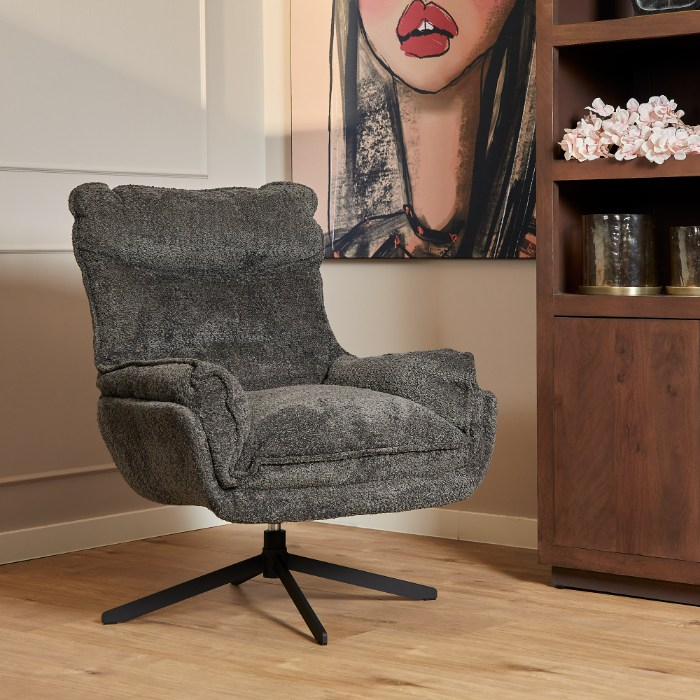 Fauteuil Vera in donkergrijze stof met draaivoet in een warm interieur
