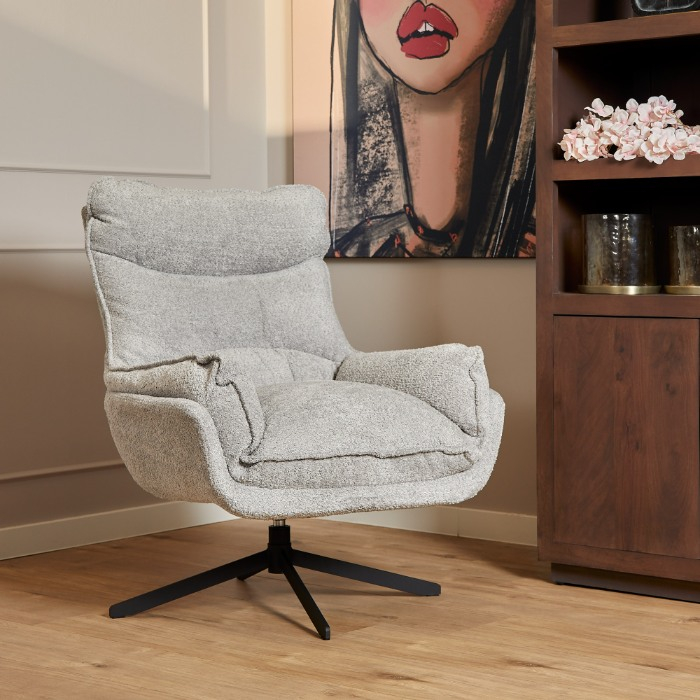 Fauteuil Vera in lichtgrijze stof met draaivoet in een warm interieur