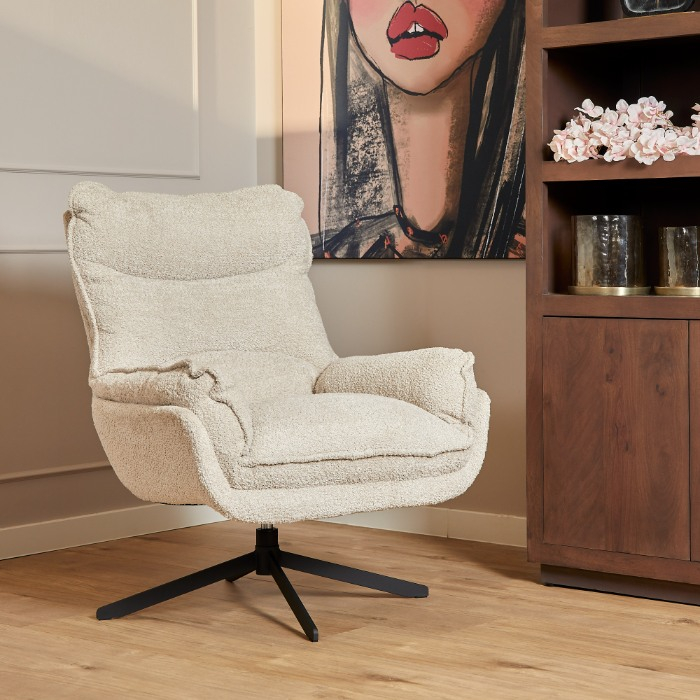 Fauteuil Vera in off-white stof met draaivoet in een warm interieur