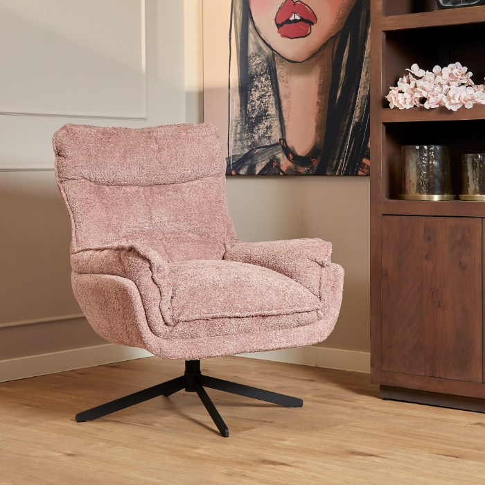 Fauteuil Vera in roze bouclé stof met draaivoet in een warm interieur