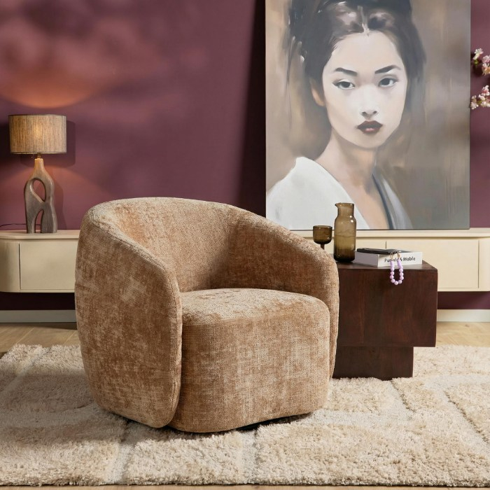 Fauteuil Yara cinnamon met ronde vormen in sfeervolle woonkamer