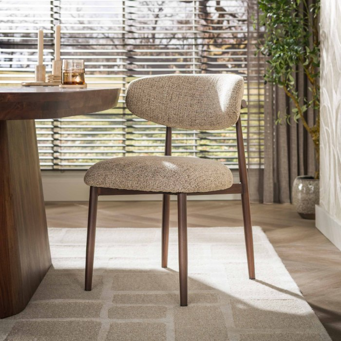 Gestoffeerde eetkamerstoel Ciro beige met afgeronde rugleuning - sfeerfoto 1
