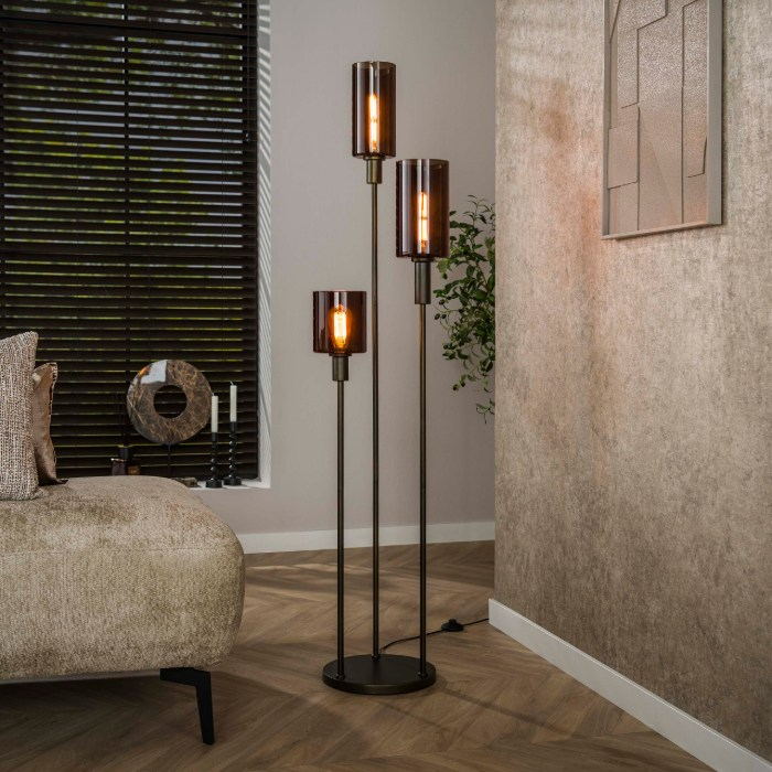 Getrapte vloerlamp 3 bruine glazen kappen Sella 165 cm - sfeerfoto 1