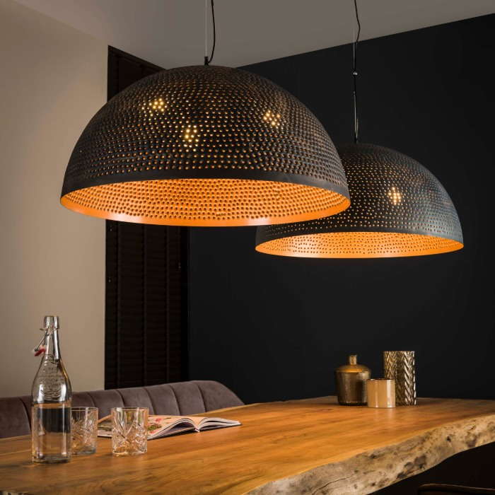 Grote hanglamp 70 cm Uma zwart met gaatjes - sfeerfoto 1