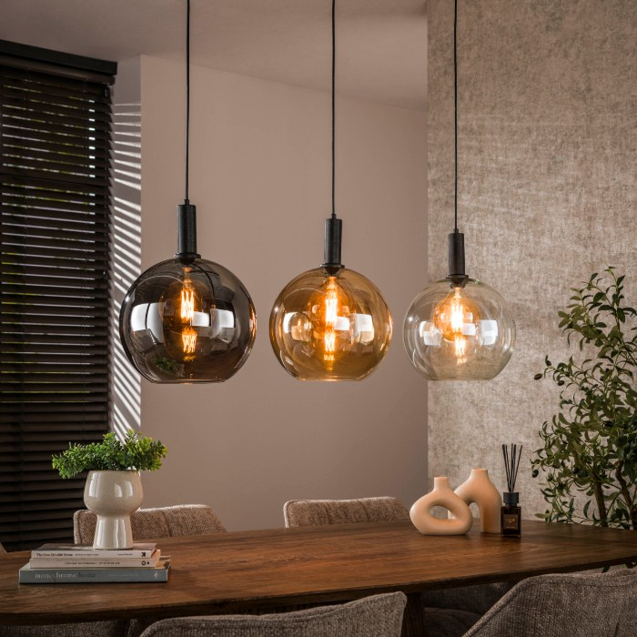 Hanglamp met 3 glazen bollen Makalu zwart - sfeerfoto 1