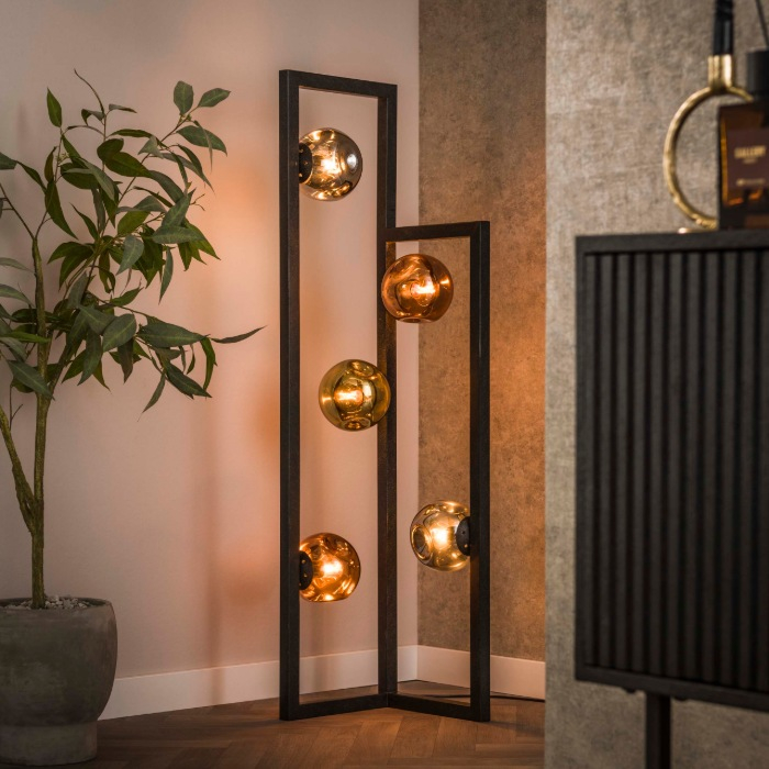 Hoek vloerlamp met 5 glazen kappen Remo zwart - sfeerfoto 1