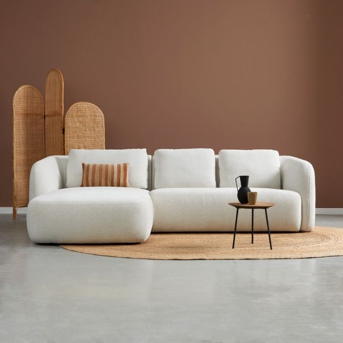 Organische bank Cloud in stof wit. Organische vorm met chaise longue links. 