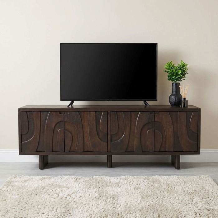 Houten tv meubel met deuren in een woonkamer met televisie en vaas