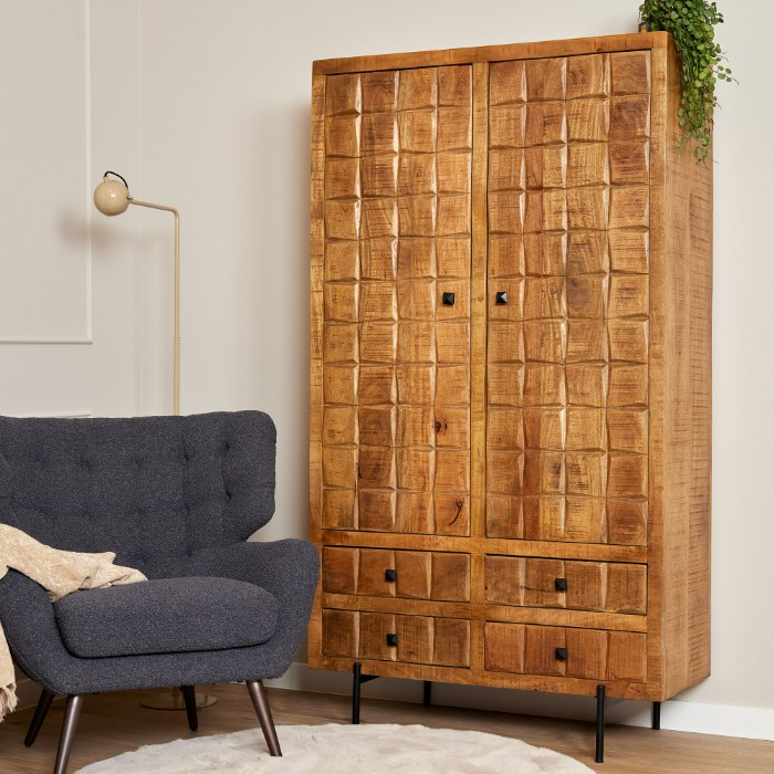 Mangohouten kabinet Brandy naturel naast een blauwe fauteuil in de woonkamer