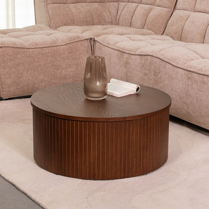 Lage ronde salontafel Olivier van 70 cm in eikenlook walnoot bij een hoekbank