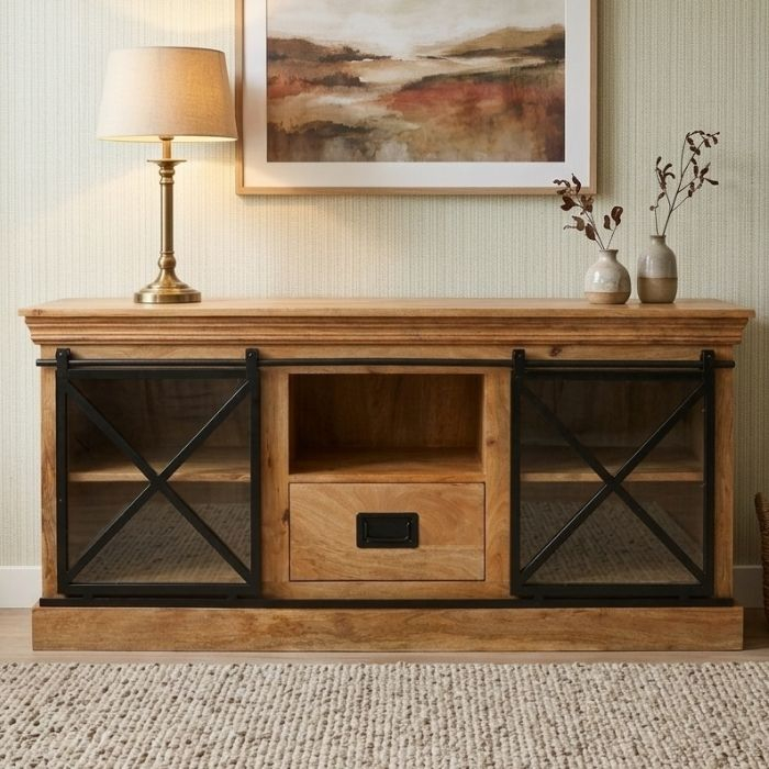 Mangohout dressoir met glazen schuifdeuren 150 cm - hoofdafbeelding in woonkamer