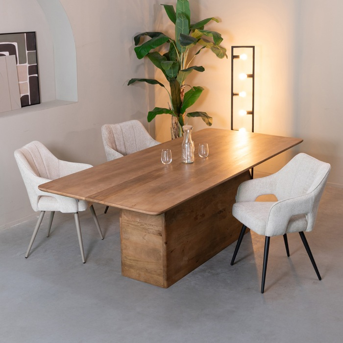 Eettafel Arthur in mangohout naturel aan de eettafel