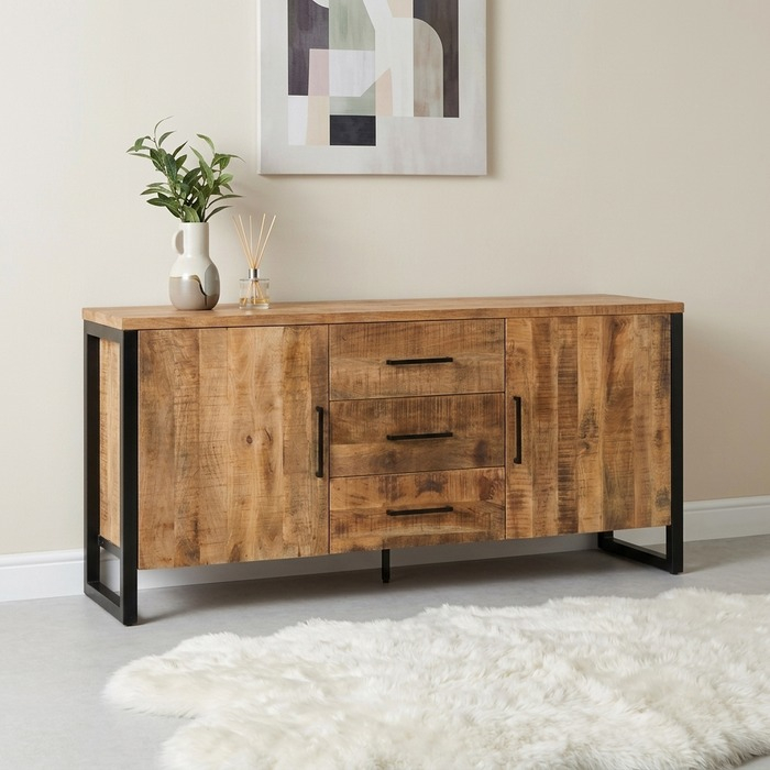 Mangohouten dressoir 180 cm met vaas en geurstokjes onder een abstract schilderij