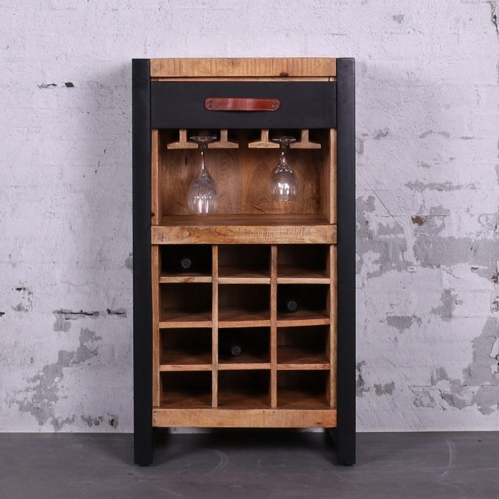 Klein wijnkastje van 60 cm breed en 110 cm hoog.