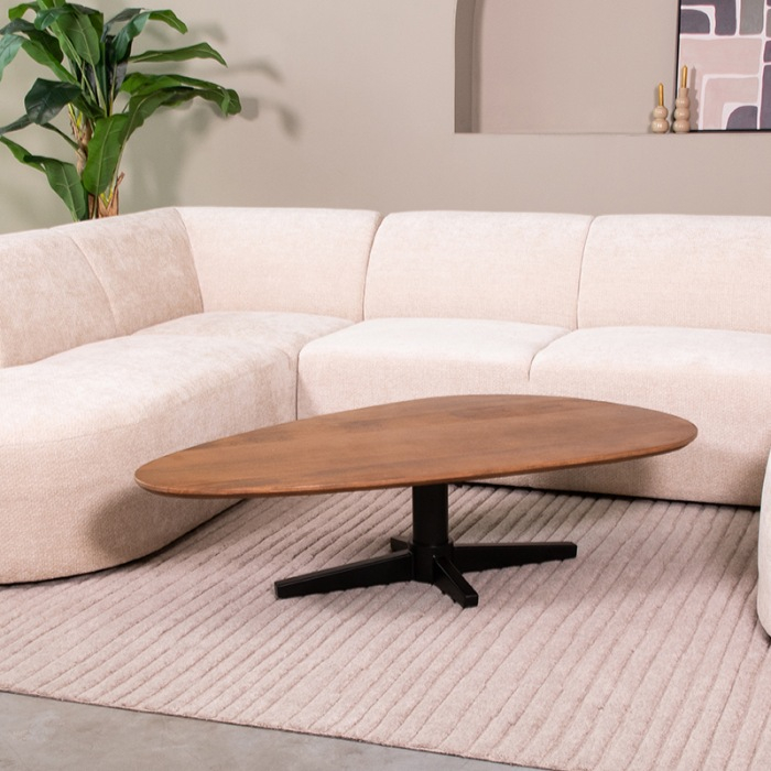 Organische salontafel Ruben in mangohout naturel in een woonkamer