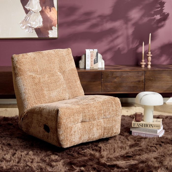 Relaxfauteuil Chill cinnamon rechtop in sfeervolle woonkamer