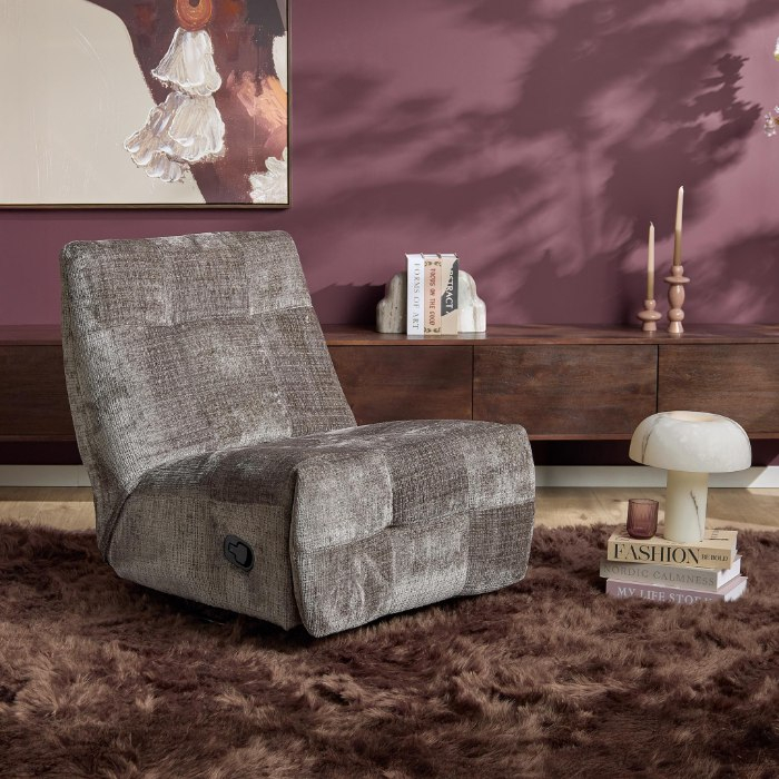 Relaxfauteuil Chill grijs rechtop in sfeervolle woonkamer