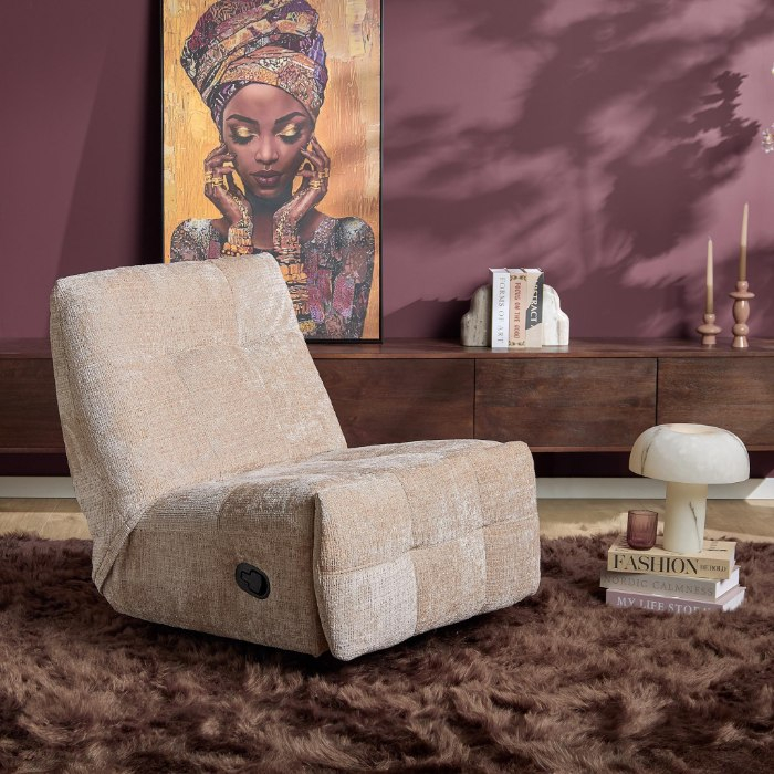 Relaxfauteuil Chill beige sfeerbeeld met dressoir en vloerkleed
