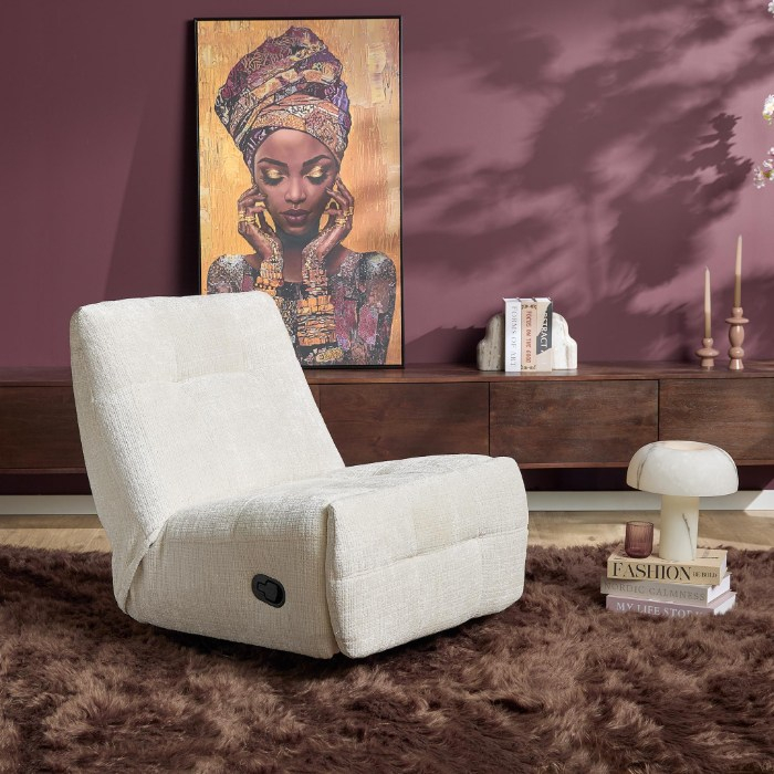 Relaxfauteuil Chill off white sfeerbeeld met dressoir en vloerkleed