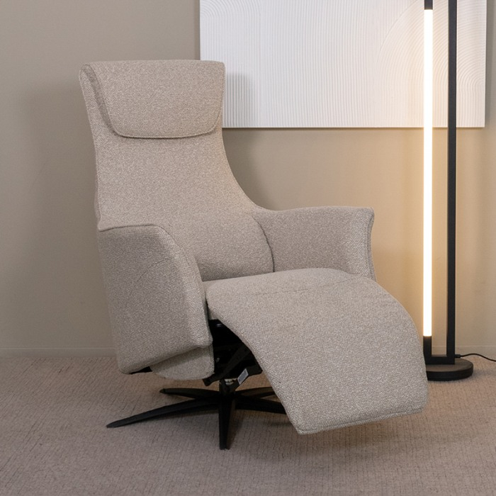 Relaxfauteuil elektrisch Luc in crème bouclé in een woonkamer