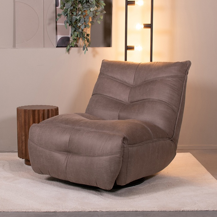 Relaxfauteuil elektrisch Pien in taupe met accu in een woonkamer