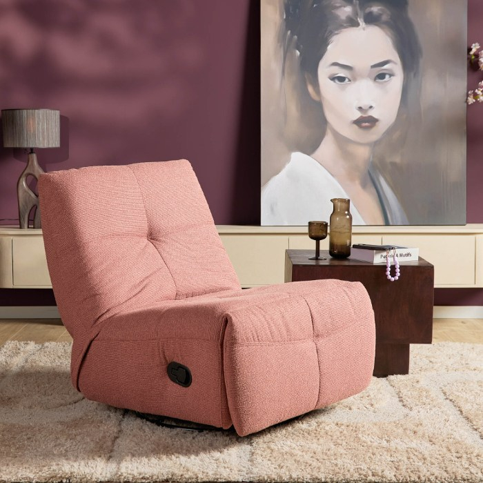 Relaxfauteuil Lazy roze sfeerbeeld met bijzettafel en schilderij