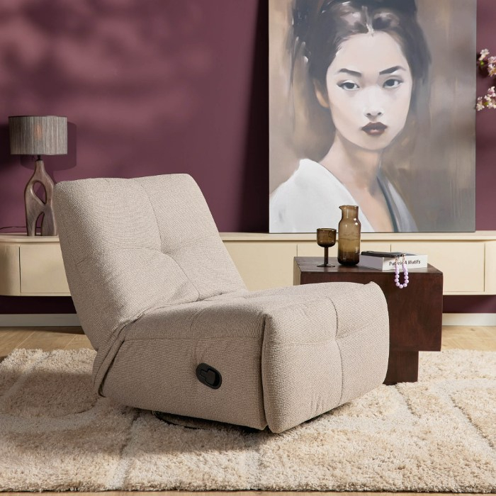 Relaxfauteuil Lazy taupe sfeerbeeld met bijzettafel en schilderij