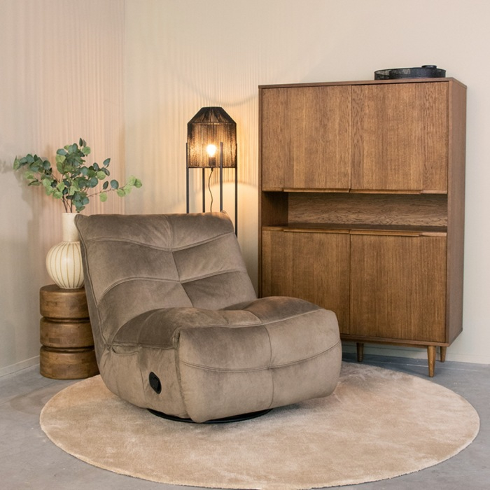 Relaxfauteuil Tijn in taupe met voetensteun in een woonkamer