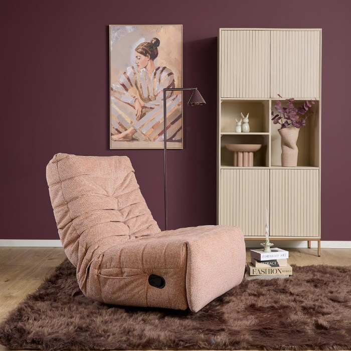 Relaxfauteuil Zen roze sfeerbeeld met kast en vloerlamp