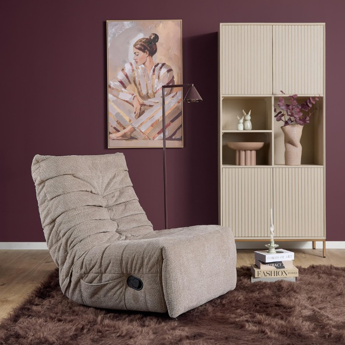 Relaxfauteuil Zen taupe sfeerbeeld met kast en vloerlamp