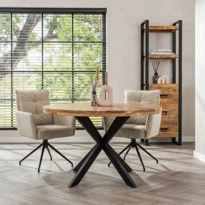 Ronde eettafel 120 cm mangohout in een lichte woonkamer met visgraatvloer