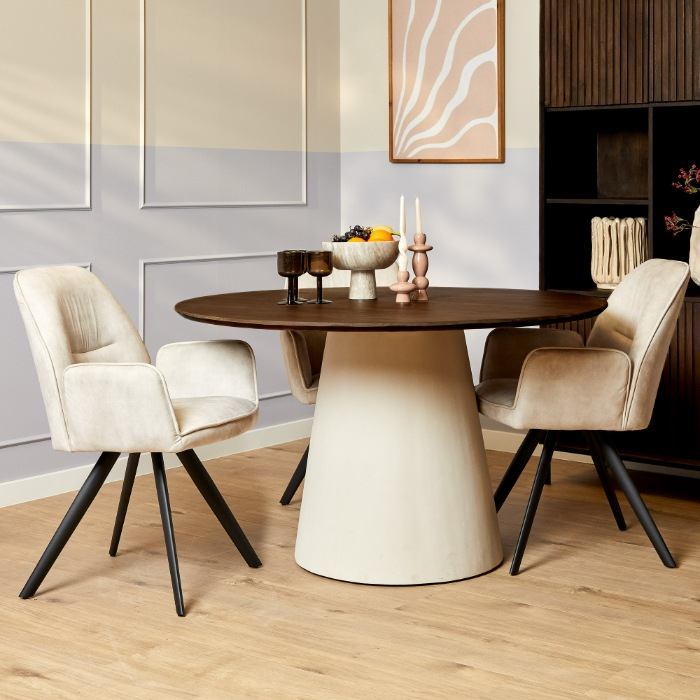 Ronde eettafel Madison bruin mangohout 130 cm in sfeervolle eetkamer