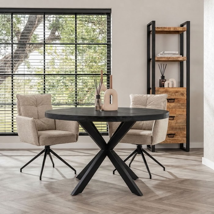 Ronde eettafel zwart 120 cm in een lichte woonkamer met visgraatvloer