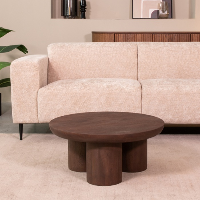 Ronde salontafel Doortje in mangohout donkerbruin in een woonkamer