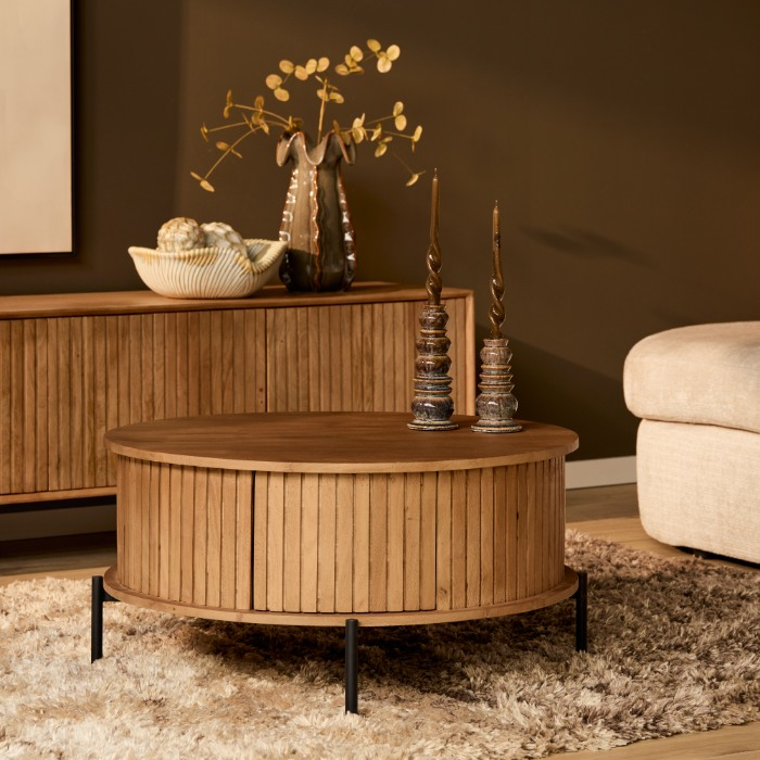 Ronde salontafel Madison naturel mangohout 80 cm in sfeervolle woonkamer