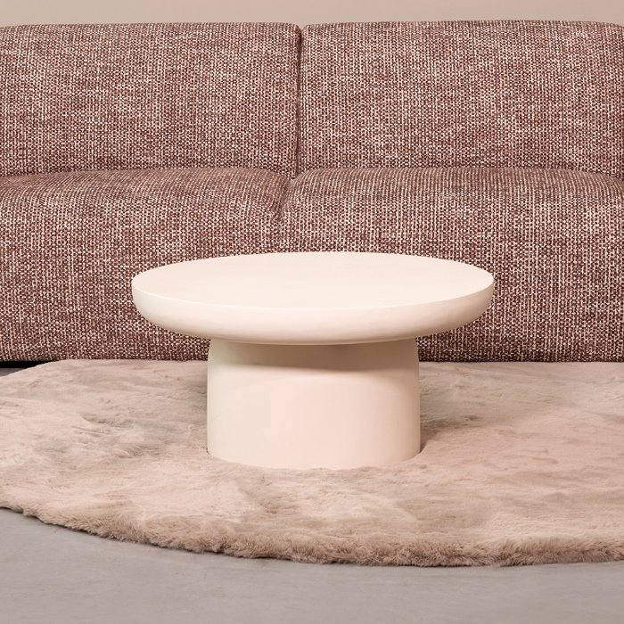 Ronde salontafel Mathijs in mangohout crème in een woonkamer