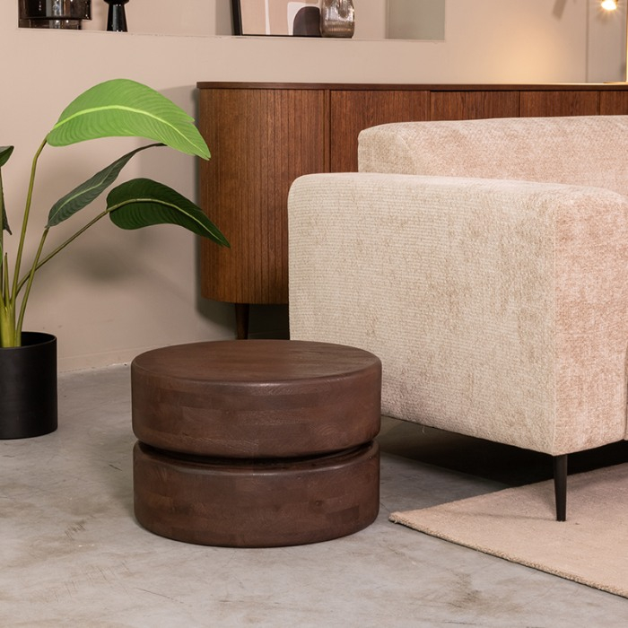 Ronde salontafel Mees 50 cm in mangohout donkerbruin in een woonkamer