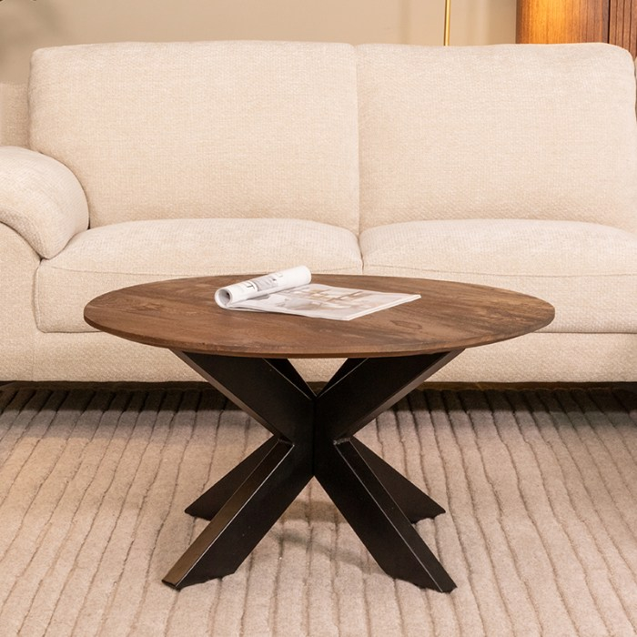 Ronde salontafel Ole in mangohout donkerbruin in een woonkamer