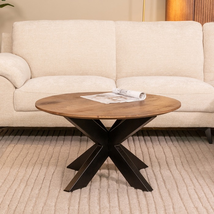 Ronde salontafel Ole in mangohout naturel in een woonkamer