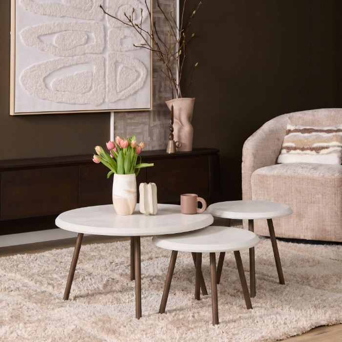 Set ronde Ohio salontafels van zand mangohout met houten poten in de woonkamer