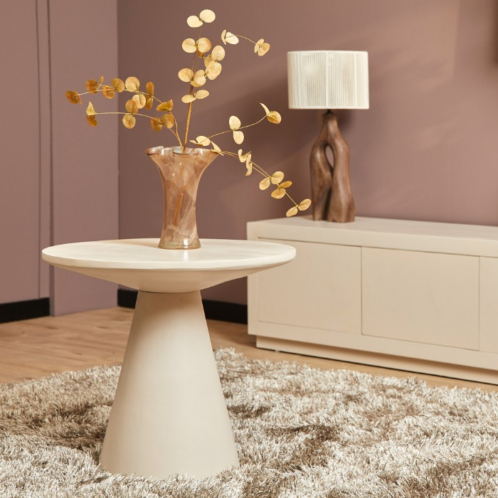 Ronde salontafel Bellis zand met kegelvormige voet op een hoogpolig vloerkleed