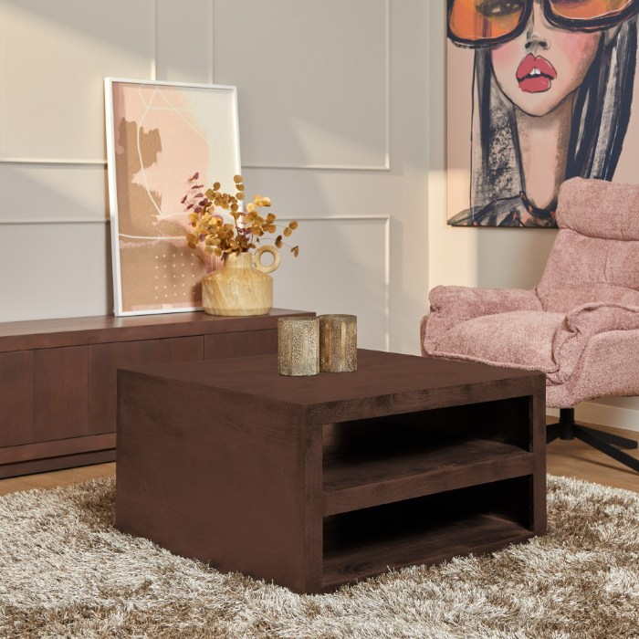Salontafel Brussel in walnootkleurig mangohout voor een roze bank