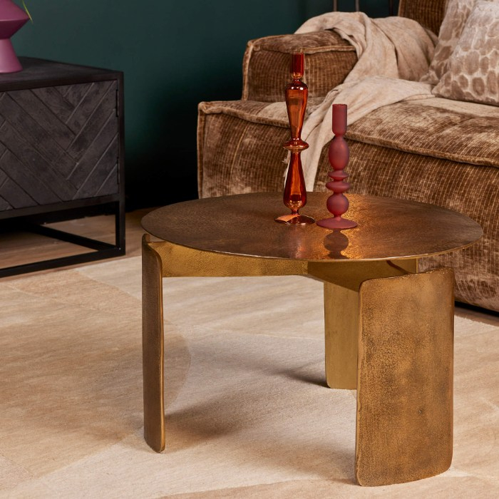 Gouden ronde salontafel Darwin 60 cm voor een bruine bank met kaarsen
