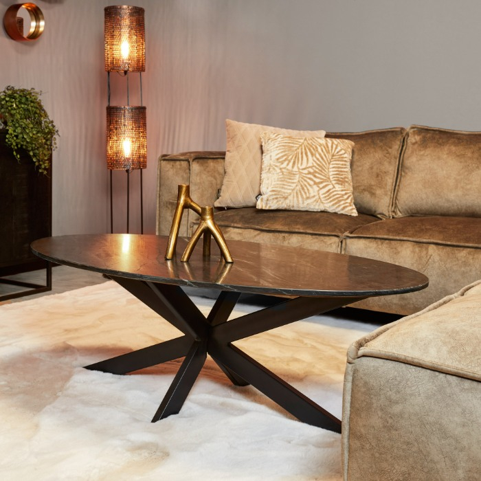 Salontafel Faye met zwart marmer op een licht vloerkleed bij een leren bank