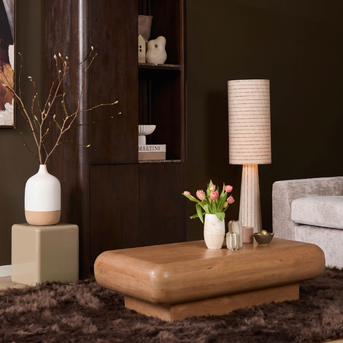 Salontafel Fedde naturel mangohout 120 cm sfeerbeeld met vloerkleed en lamp