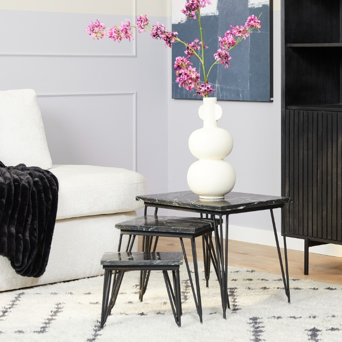 Set van 3 salontafels Jala met zwart marmeren blad en zwart metalen onderstel in een woonkamer