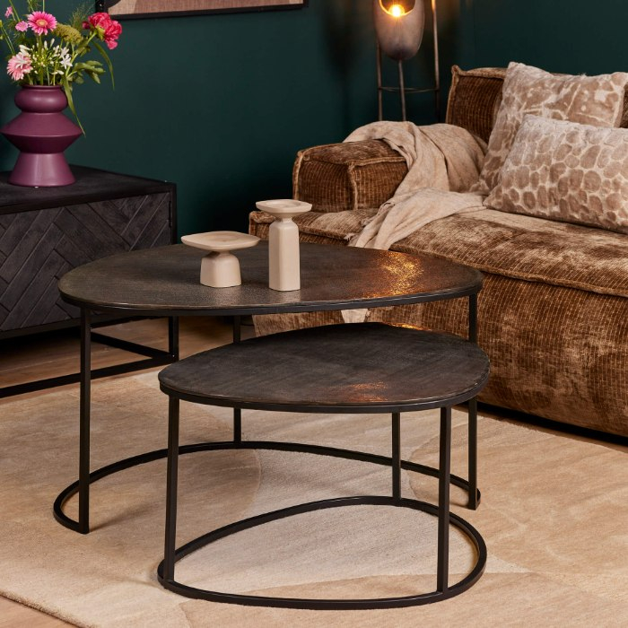Set van 2 ovale salontafels Lana met antracietkleurig aluminium blad en zwart onderstel in de woonkamer