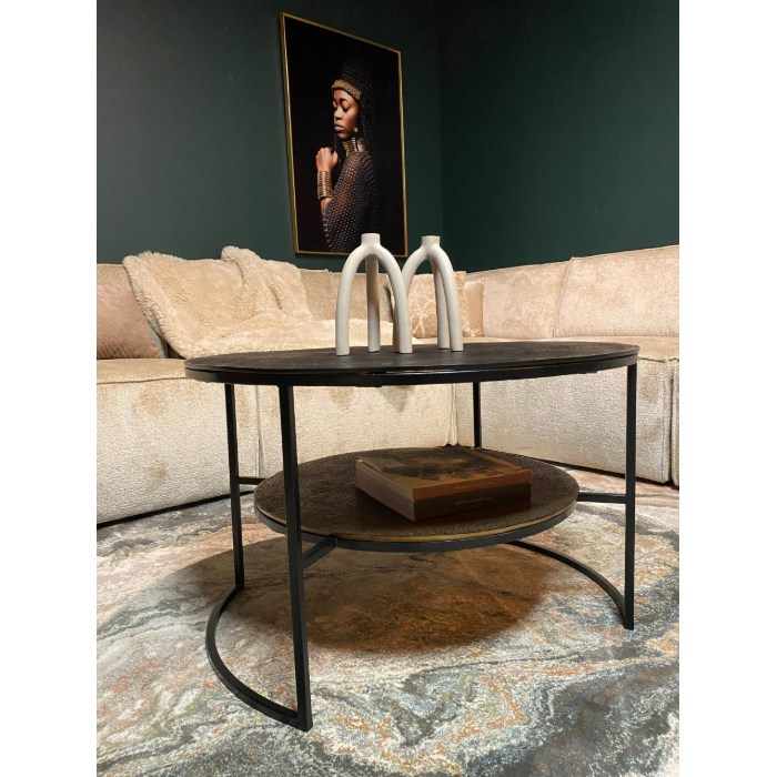 Salontafel Lecia zwart met gouden onderblad voor een beige bank
