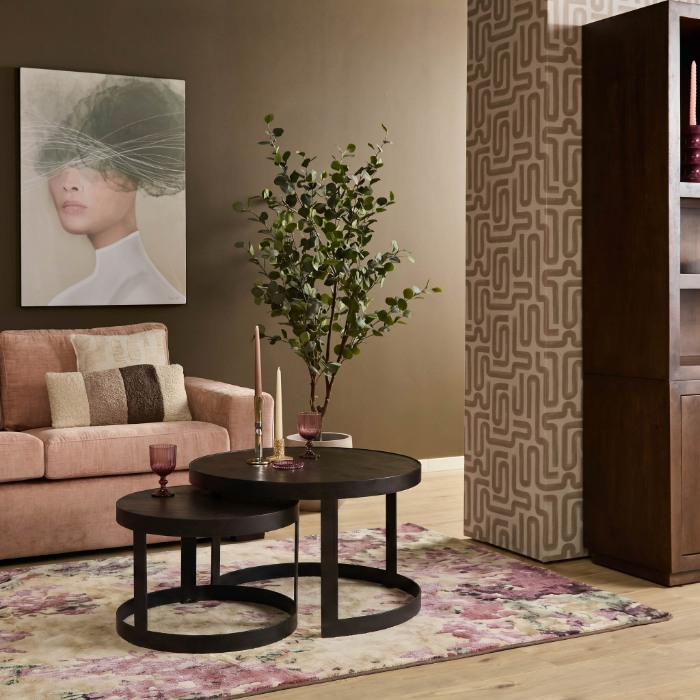 Zwarte ronde salontafelset Lola op een vintage vloerkleed met kaarsen en glaswerk