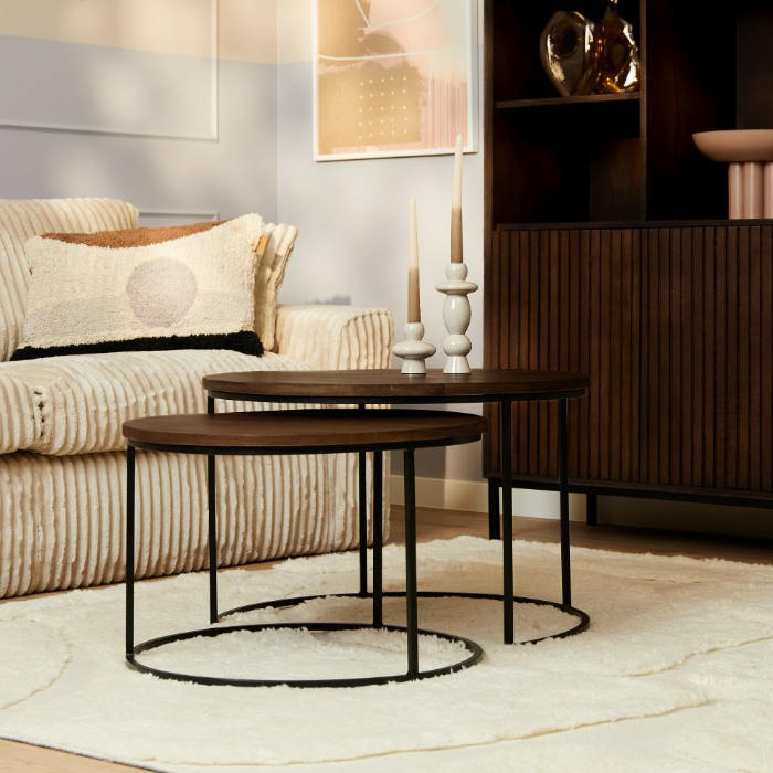 Salontafel Madison bruin mangohout set van 2 sfeerbeeld met bank en vloerkleed